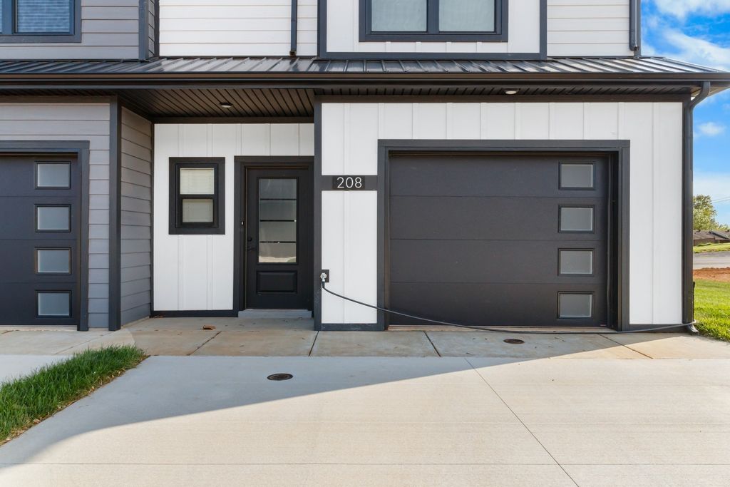 208 Jonathan Wade Pvt Cir, Clarksville, TN 37043