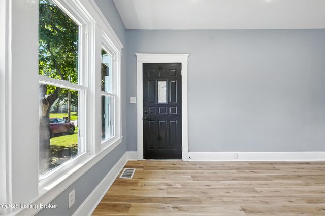 220 N 39th St, Louisville, KY 40212