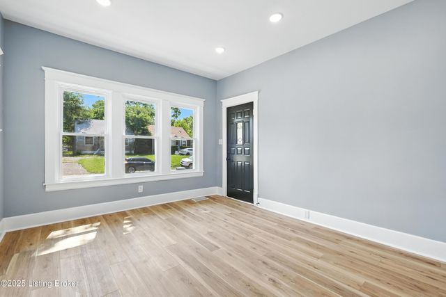 220 N 39th St, Louisville, KY 40212