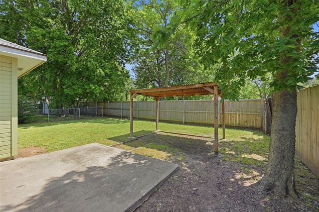 323 Texas Street, Pottsboro, TX 75076