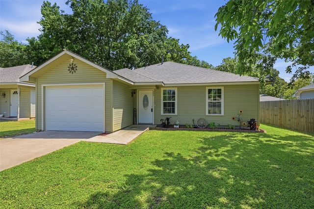 323 Texas Street, Pottsboro, TX 75076