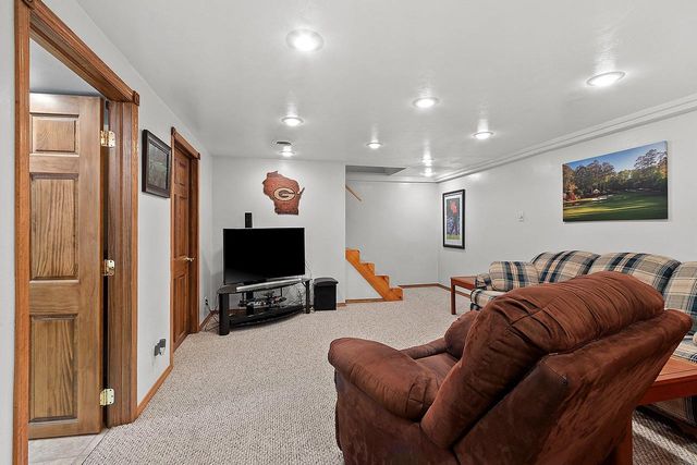 2589 VAN BEEK ROAD, Green Bay, WI 54311