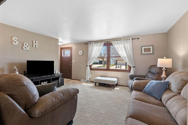 2589 VAN BEEK ROAD, Green Bay, WI 54311