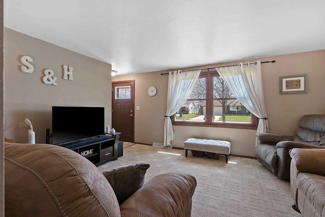 2589 VAN BEEK ROAD, Green Bay, WI 54311