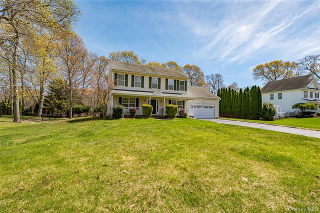 108 Maple Wood Lane, Riverhead, NY 11901