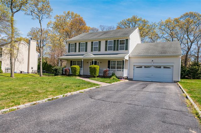 108 Maple Wood Lane, Riverhead, NY 11901
