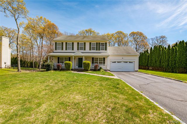 108 Maple Wood Lane, Riverhead, NY 11901