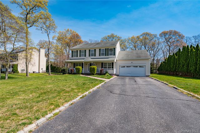 108 Maple Wood Lane, Riverhead, NY 11901