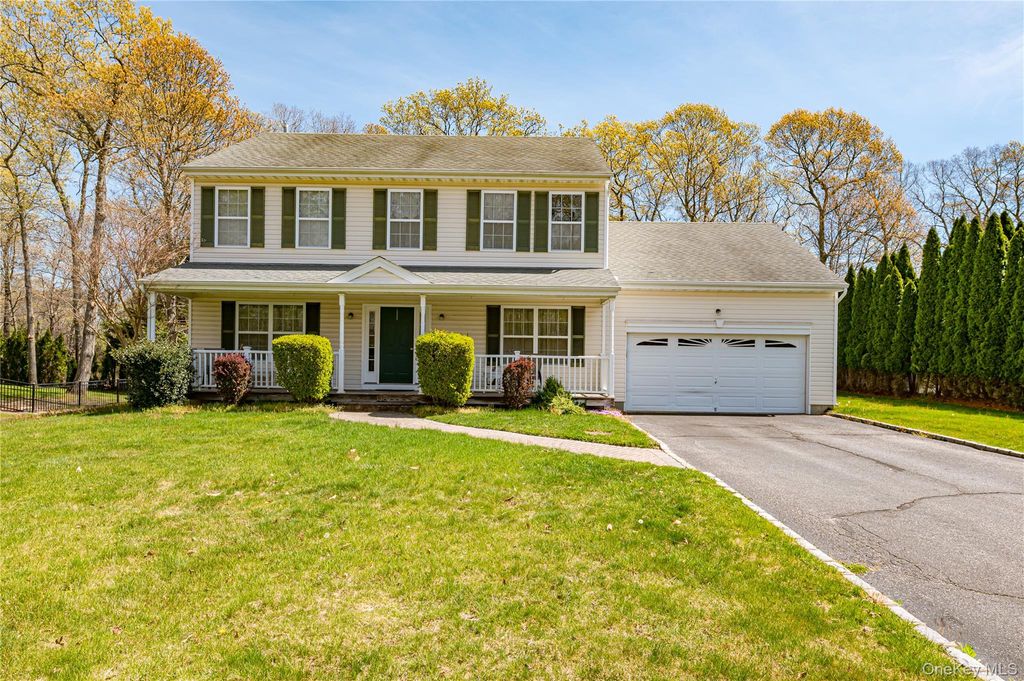 108 Maple Wood Lane, Riverhead, NY 11901