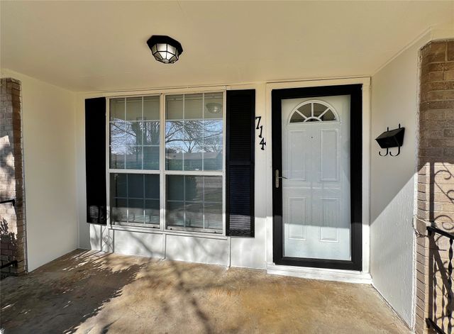 714 Cranbrook Lane, Grand Prairie, TX 75052