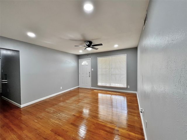 714 Cranbrook Lane, Grand Prairie, TX 75052