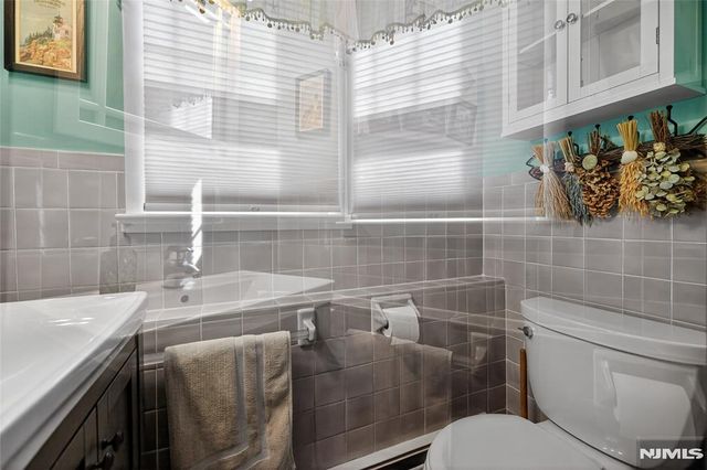 1-20 Kenneth Avenue, Fair Lawn, NJ 07410