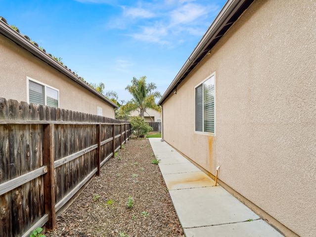 6944 W Wrenwood Lane, Fresno, CA 93723