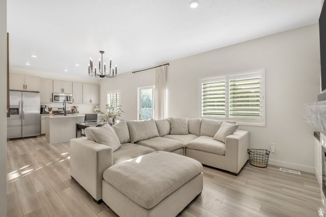 157 E PARADE AVE, Saratoga Springs, UT 84045