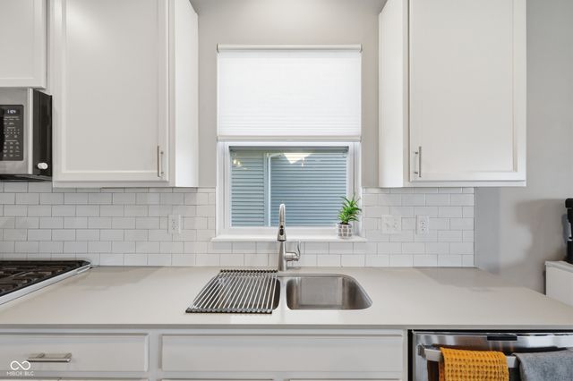 6724 Red Barn Drive, Whitestown, IN 46075