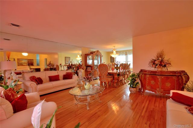 786 E Carl Avenue, Baldwin, NY 11510