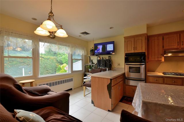 786 E Carl Avenue, Baldwin, NY 11510