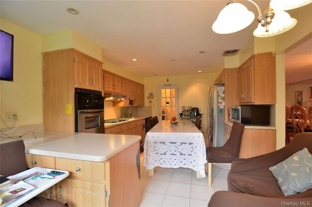 786 E Carl Avenue, Baldwin, NY 11510