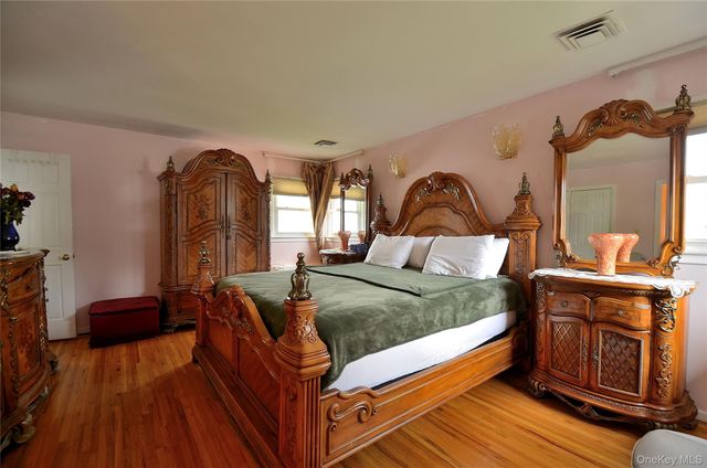786 E Carl Avenue, Baldwin, NY 11510