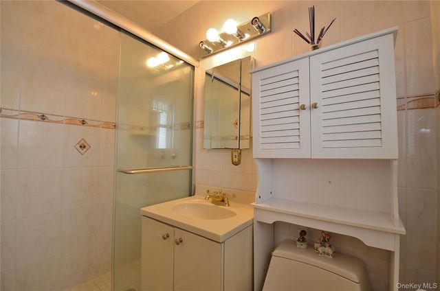 786 E Carl Avenue, Baldwin, NY 11510