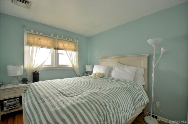 786 E Carl Avenue, Baldwin, NY 11510