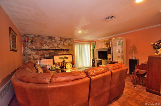 786 E Carl Avenue, Baldwin, NY 11510