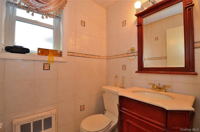 786 E Carl Avenue, Baldwin, NY 11510