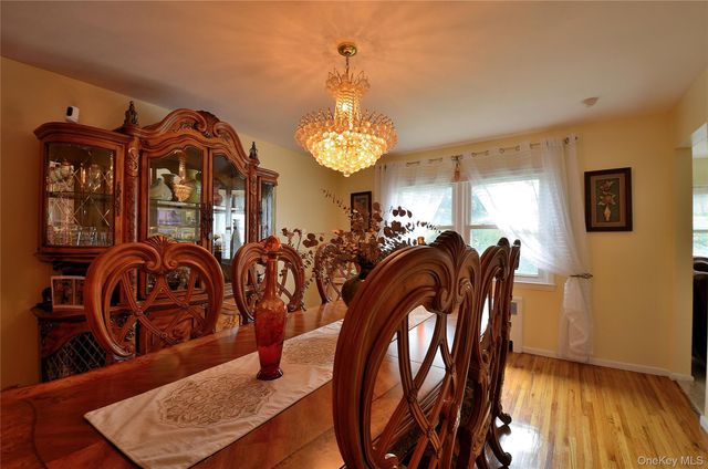 786 E Carl Avenue, Baldwin, NY 11510