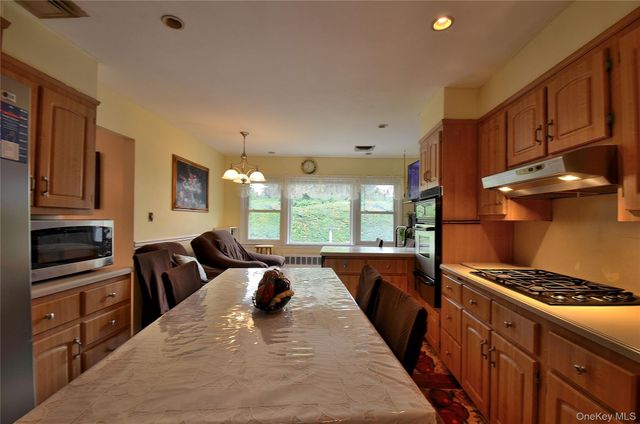 786 E Carl Avenue, Baldwin, NY 11510