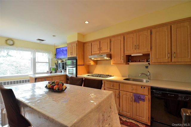 786 E Carl Avenue, Baldwin, NY 11510