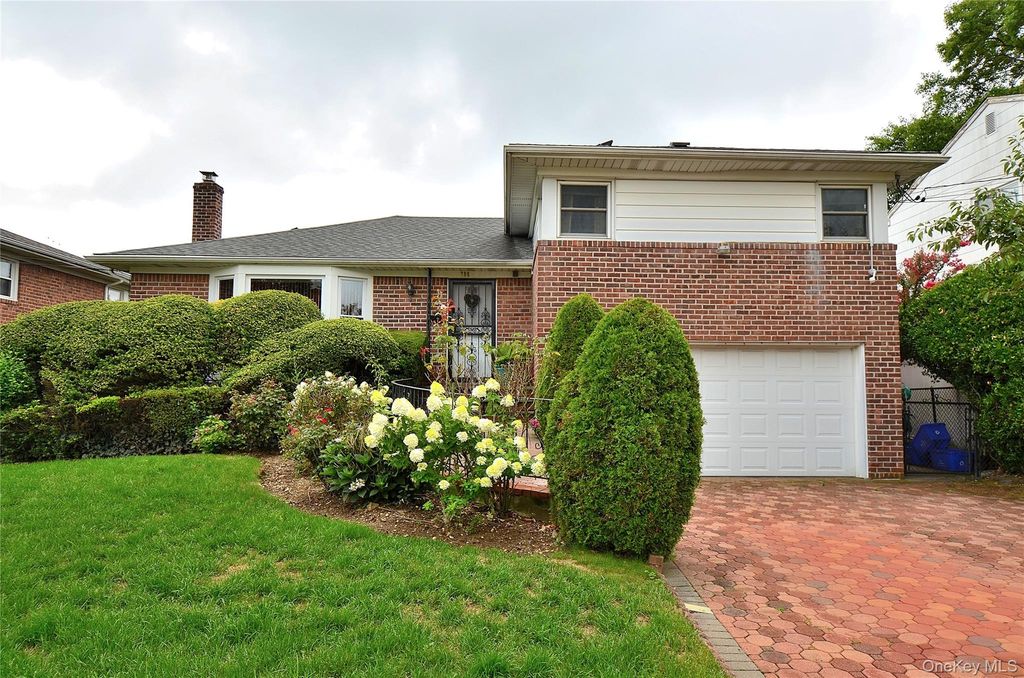 786 E Carl Avenue, Baldwin, NY 11510