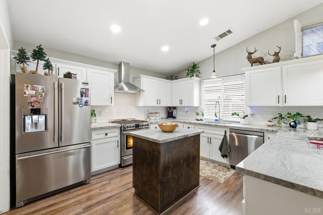 952 Meadow View Road, Hanford, CA 93230