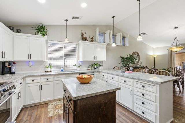 952 Meadow View Road, Hanford, CA 93230