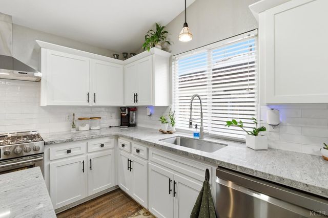 952 Meadow View Road, Hanford, CA 93230