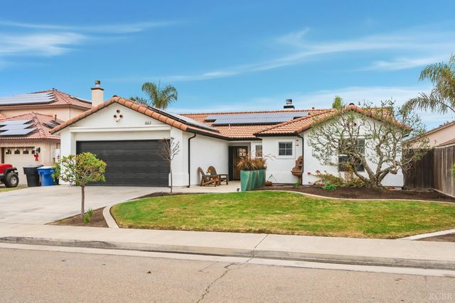 952 Meadow View Road, Hanford, CA 93230