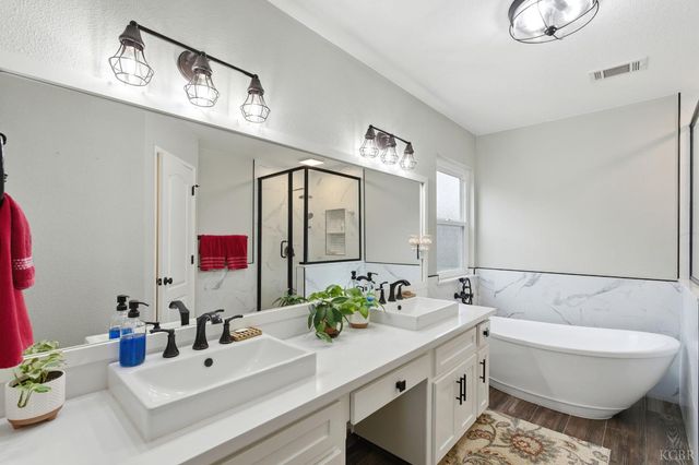 952 Meadow View Road, Hanford, CA 93230