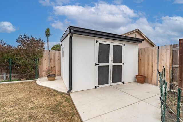 952 Meadow View Road, Hanford, CA 93230