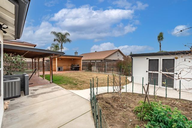 952 Meadow View Road, Hanford, CA 93230