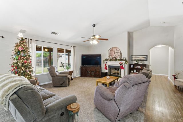 952 Meadow View Road, Hanford, CA 93230