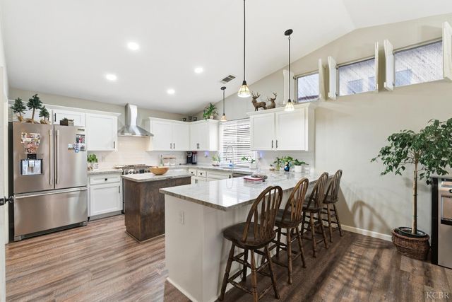 952 Meadow View Road, Hanford, CA 93230