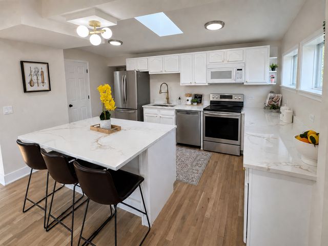 7826 W 98th Place, Hickory Hills, IL 60457