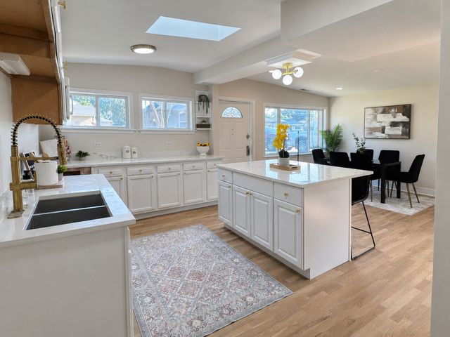 7826 W 98th Place, Hickory Hills, IL 60457