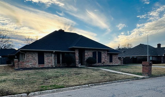 1925 N Collegiate Drive, Paris, TX 75462