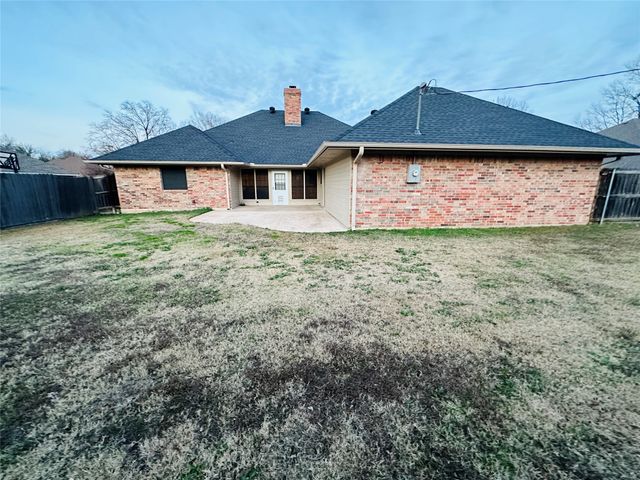 1925 N Collegiate Drive, Paris, TX 75462