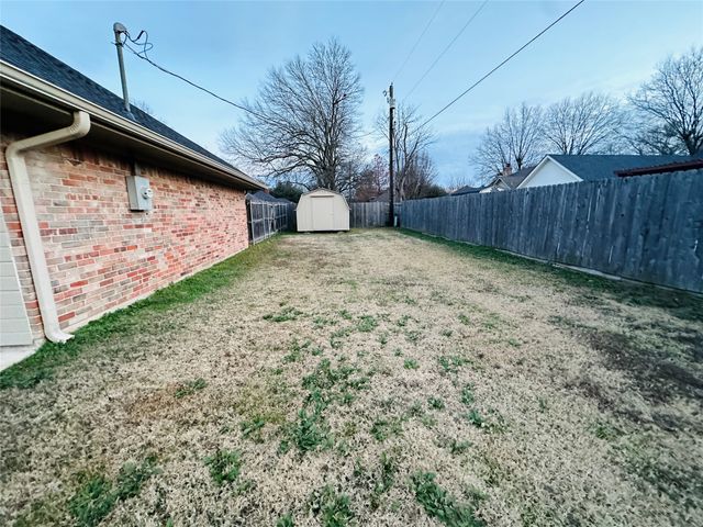 1925 N Collegiate Drive, Paris, TX 75462