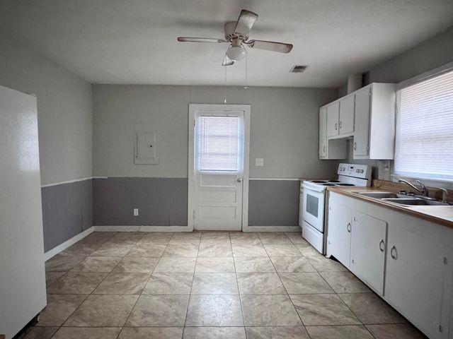 114 S PARKWAY AVE, Bethel Springs, TN 38315