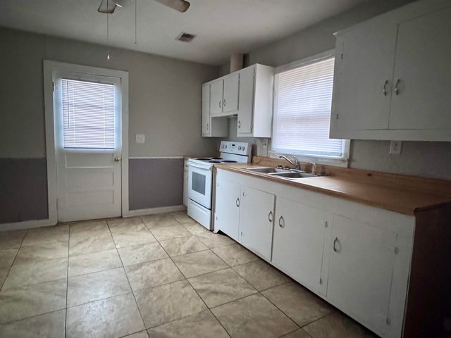 114 S PARKWAY AVE, Bethel Springs, TN 38315