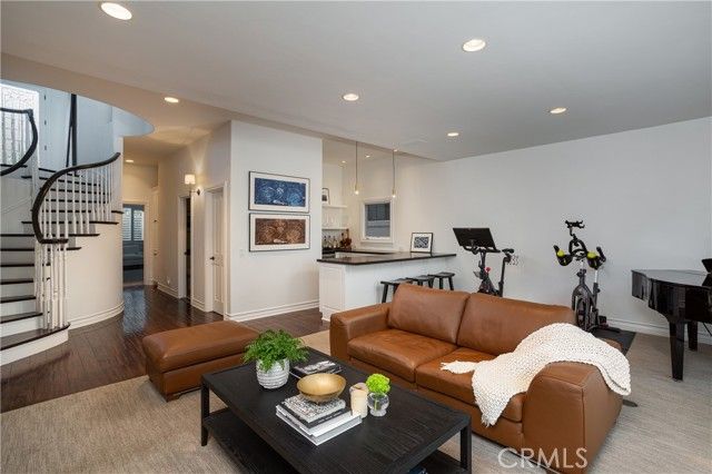 212 Kings Pl, Newport Beach, CA 92663