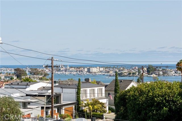 212 Kings Pl, Newport Beach, CA 92663