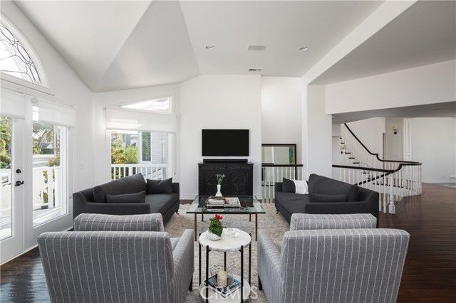 212 Kings Pl, Newport Beach, CA 92663